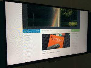 Smart TV mit Webbrowser und Ansicht eines Blogs