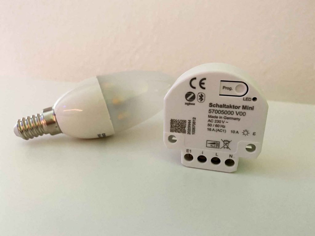 Schaltaktor Mini Größenvergleich mit Glühbirne