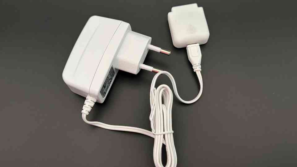 powerfox FLOW mit eingestecktem Kabel auf dunklem Hintergrund