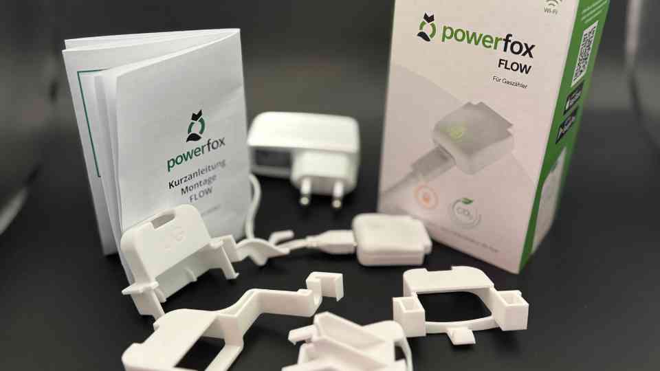 Der ausgepackte FLOW mitsamt seinem Zubehör und den zugehörigen Halterungen für den Gaszähler