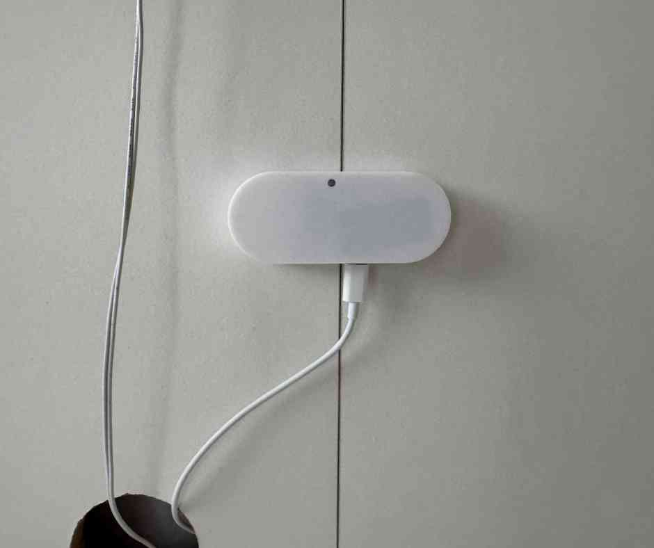 Montierter Senvolon Präsenzmelder an der Wand mit sichtbarem Kabel
