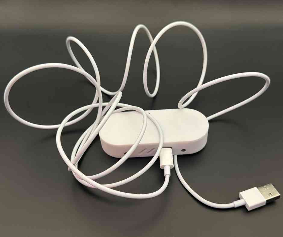 Präsenzmelder mit vollem Kabel auf einer dunklen Oberfläche