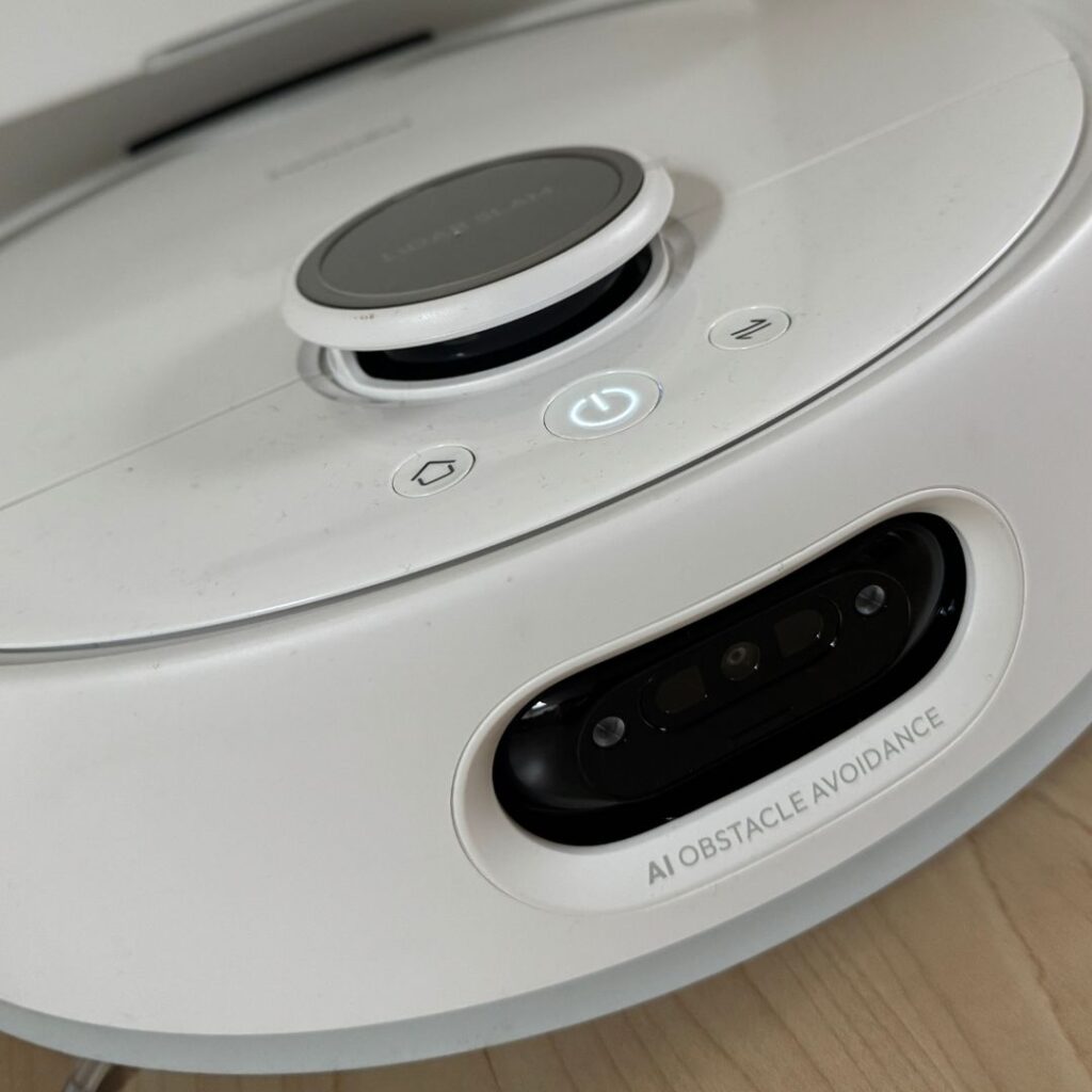 Frontalaufnahme mit Blick auf die Kamera des SwitchBot S20
