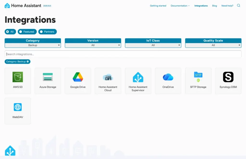 Übersicht der Integrationen im Home Assistant, angezeigt in einer benutzerfreundlichen Benutzeroberfläche mit verschiedenen Kategorien zur Auswahl, darunter "Backup". Es sind verschiedene Dienste zur Cloud-Speicherung und Datensicherung aufgeführt, inklusive AWS S3, Azure Storage, Google Drive, Home Assistant Cloud, OneDrive, SFTP Storage und WebDAV. Die grafische Darstellung enthält auch eine Suchleiste für eine bessere Navigation durch die Integrationen.