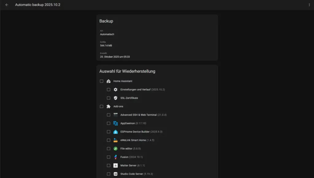 Screenshot der Benutzeroberfläche eines Backup-Tools mit dem Titel "Automatisches Backup 2025.10.2", der die Backup-Details wie Status und Größe zeigt, sowie eine Auswahl von Wiederherstellungsoptionen für verschiedene Anwendungen und Add-ons, einschließlich Home Assistant, AppDaemon, und weiteren Dienstprogrammen. Die grafische Oberfläche ist dunkel gehalten und präsentiert die verschiedenen Optionen in übersichtlicher Listenform.