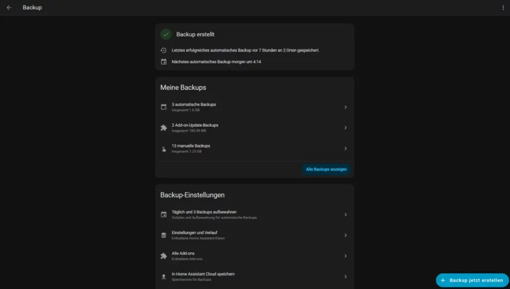 Screenshot einer Backup-Anwendung, die eine erfolgreiche Backup-Erstellung anzeigt. Oben links ist ein grünes Häkchen zu sehen, das einen erfolgreichen Abschluss signalisiert. Darunter befindet sich ein Abschnitt "Meine Backups" mit Optionen für automatische Backups, 2-Wochen-Backups und manuelle Backups. Am unteren Rand gibt es einen Bereich "Backup-Einstellungen" mit Optionen zur Verwaltung von Backup-Richtlinien und zur Aktivierung von Empfehlungen. Ein Button zur Erstellung eines neuen Backups ist ebenfalls sichtbar. Der Hintergrund der Benutzeroberfläche ist dunkel, was die Sichtbarkeit der Texte und Symbole hervorhebt.