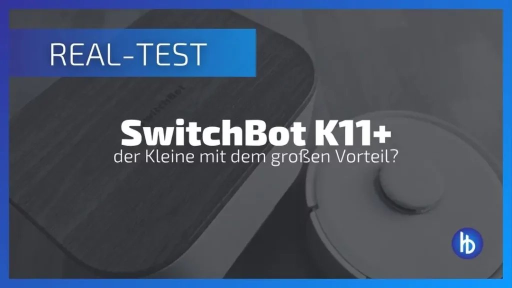 SwitchBot K11+ Testbericht mit Fokus auf die Vorteile des kompakten Geräts, dargestellt in einer ansprechenden Grafik mit Holz- und Metalloberflächen.