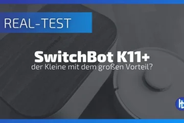 SwitchBot K11+ Testbericht mit Fokus auf die Vorteile des kompakten Geräts, dargestellt in einer ansprechenden Grafik mit Holz- und Metalloberflächen.
