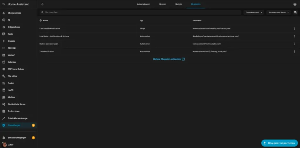 Screenshot der Benutzeroberfläche von Home Assistant, der die "Blueprints"-Sektion zeigt, einschließlich einer Liste von Vorlagen wie "Konfidenzielle Benachrichtigung", "Einkaufslisten-Licht" und "Zonenbenachrichtigung", mit Optionen zum Anzeigen und Importieren von Blueprints.
