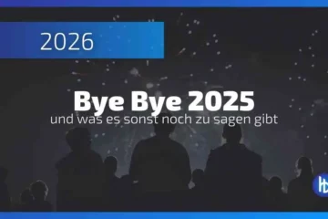 2026, ein Grafikelement mit großem, modernem Text, der „Bye Bye 2025 und was es sonst noch zu sagen gibt“ sagt, während im Hintergrund eine Menschenmenge vor einem Feuerwerk steht.