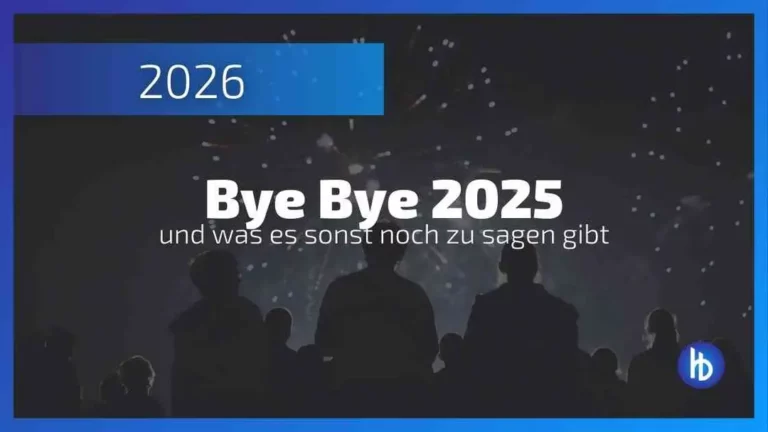 2026, ein Grafikelement mit großem, modernem Text, der „Bye Bye 2025 und was es sonst noch zu sagen gibt“ sagt, während im Hintergrund eine Menschenmenge vor einem Feuerwerk steht.