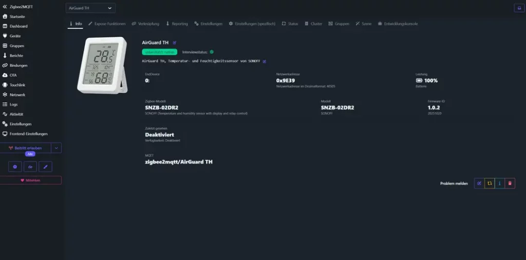 Digitales Thermometer mit LCD-Display zur Temperaturmessung, auf einer Benutzeroberfläche mit Informationen zum Gerät, einschließlich Modellnummer, Betriebsstatus und anderen spezifischen Details, vor einem dunklen Hintergrund.