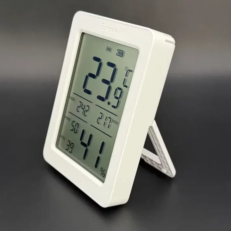 Digitales Thermometer und Hygrometer mit einem klaren, großen Display, das die aktuellen Werte für Temperatur (23,9 °C), Luftfeuchtigkeit (41 %) und Minimum/Maximum-Anzeige darstellt, auf einem schwarzen Hintergrund positioniert.