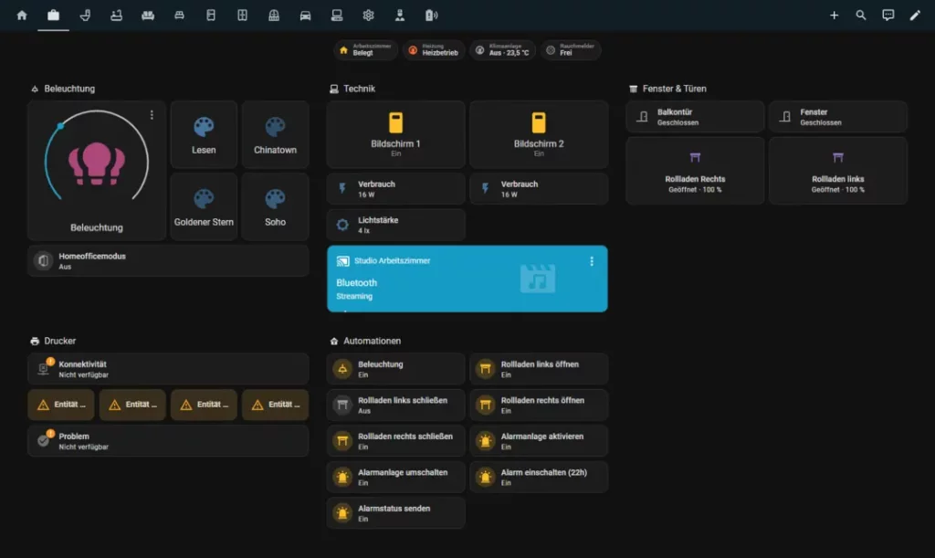 Benutzeroberfläche einer Smart-Home-Steuerung mit verschiedenen Steueroptionen für Beleuchtung, Technik, Fenster und Türen sowie Druckerstatusanzeigen, die in einem dunklen, modernen Design angeordnet sind und Funktionen wie Lichtszenarien, Gerätekontrolle und Automatisierungen bieten.