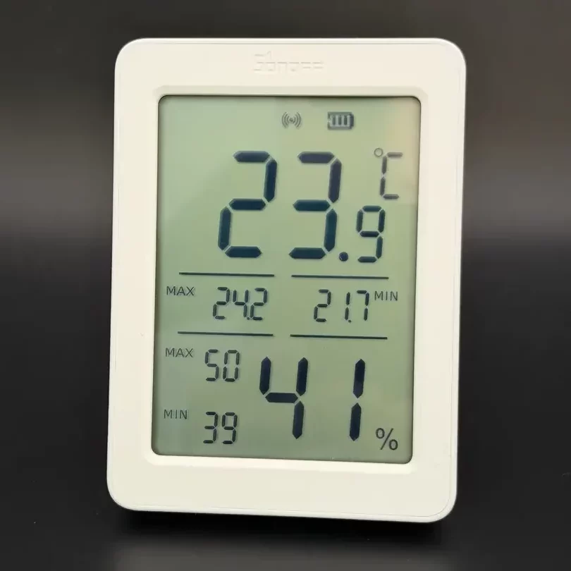 Der SONOFF AirGuard TH zeigt eine Temperatur von 27,9 °C, eine maximale Temperatur von 24,2 °C und eine Luftfeuchtigkeit von 11 % an, mit einem minimalen Wert von 39 %.
