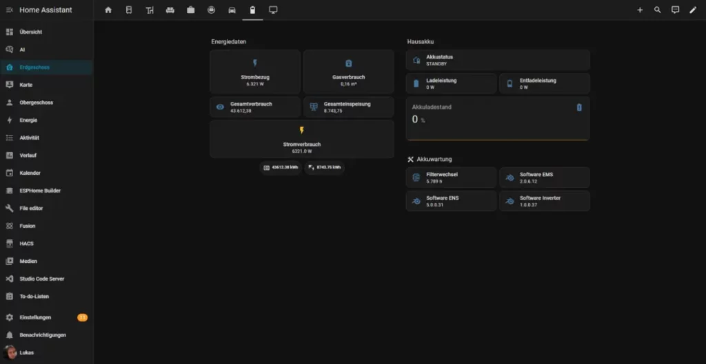 Dashboard der Home Assistant Anwendung mit verschiedenen Karten für Energieverbrauch, Hass.io Add-ons, sowie Aktionsfelder wie Abrechnung und Software-Updates, alles in einem dunklen, modernen Design.