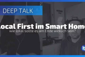 Zwei Personen in einem Online-Interview diskutieren das Thema „Local First im Smart Home“ mit einem Fokus darauf, wie lokal die Technologien in der Zukunft gestaltet sein sollten. Der Hintergrund ist in dunklen Tönen gehalten und zeigt modernes Büroumfeld, während der Text prominent in der Bildmitte platziert ist.