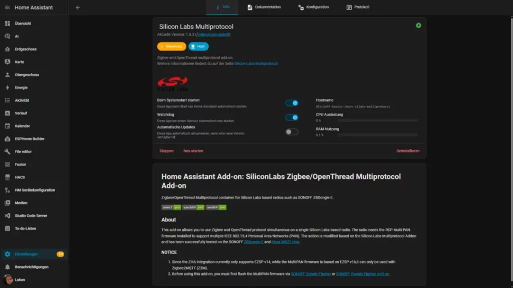 Screenshot der Home Assistant Benutzeroberfläche, zeigt das Add-on "Silicon Labs Multiprotocol" mit Schaltflächen für die Aktivierung, eine Beschreibung der Funktionalität und Konfigurationseinstellungen, um Zigbee und OpenThread Protokolle zu verwalten. Die Oberfläche ist dunkel gestaltet, mit verschiedenen Optionen zur Anpassung der Geräteverbindung und -steuerung.