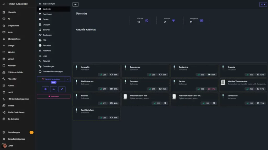 Übersicht des Home Assistant Dashboards mit aktuellen Aktivitäten und einer Liste von Geräten, einschließlich deren Statusanzeigen und Prozentwerten, in einem modernen, dunklen Layout.