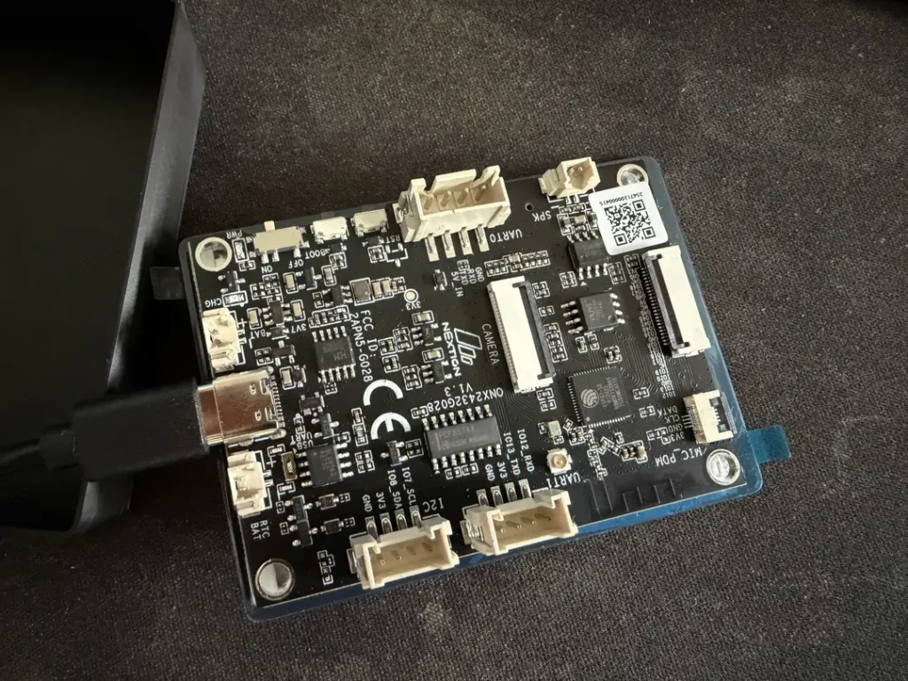 Schaltung mit einem schwarzen Leiterplatten-Design, auf dem mehrere Anschlussbuchsen und Bauteile zu sehen sind, darunter ein USB-Anschluss und verschiedene Steckverbinder, die für die Integration in elektronische Geräte konzipiert sind.