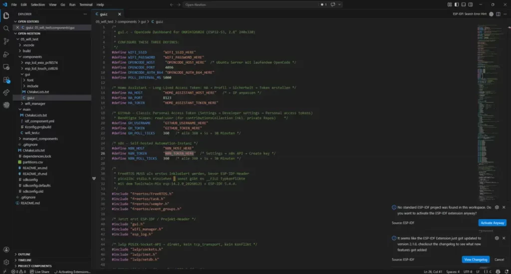 Der Screenshot zeigt einen Code-Editor mit einem offenen Python-Skript, das Konfigurationen für einen Server beinhaltet. Farbcodierte Syntax hebt Programmieranweisungen, Importbefehle und Parameter hervor. Der Fokus liegt auf definierten Variablen wie `API_KEY`, `ENVIRONMENT` und `DATABASE_URL`, die wahrscheinlich zur Steuerung der Serverumgebung und Datenbankverbindungen verwendet werden. Auf der rechten Seite sind zusätzlich Informationen zu Erweiterungen und Benutzereinstellungen sichtbar.