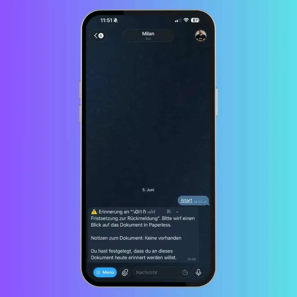 Ein Smartphone-Bildschirm zeigt eine WhatsApp-Konversation mit dem Nutzernamen "Milan", in der eine Erinnerung zur Rückmeldung und eine Bitte, auf ein Dokument im Paperless-System zu schauen, angezeigt wird. Der Hintergrund des Displays ist in einem Verlauf aus Blau- und Lilatönen gehalten.
