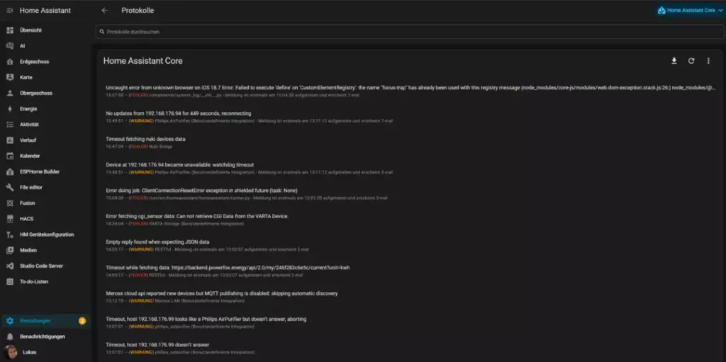 Screenshot der Benutzeroberfläche von Home Assistant Core im Dark-Mode, der eine Liste von Protokollen anzeigt, darunter Fehlermeldungen, Zeitüberschreitungen und Diagnosen in Bezug auf die Automatisierung von Smart-Home-Geräten.