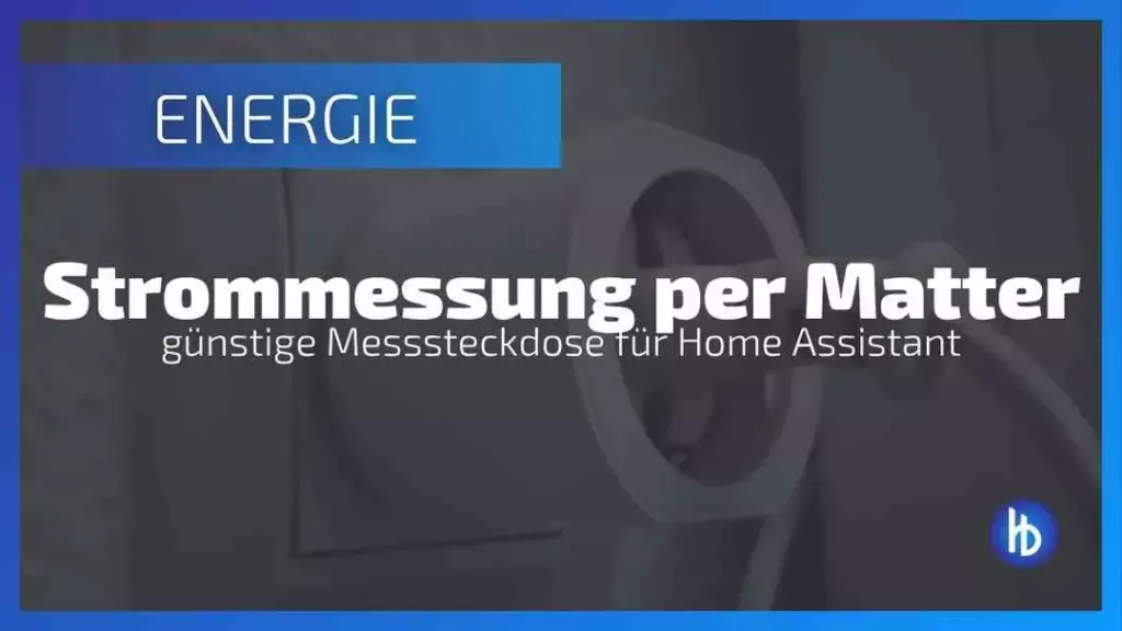 Strommessung per Matter: günstige Messsteckdose für Home Assistant, präsentiert in einem modernen, ansprechenden Design auf einem blauen Hintergrund, der den Fokus auf die innovative Energieüberwachungstechnologie lenkt.