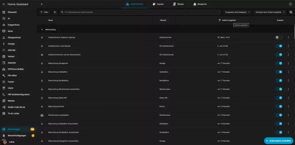 Screenshot der Benutzeroberfläche von Home Assistant, der eine Liste von Automatisierungen zeigt, einschließlich ihrer Bezeichnungen, Typen, Ausführungszeiten und Aktivierungsoptionen, alles in einem dunklen Design.
