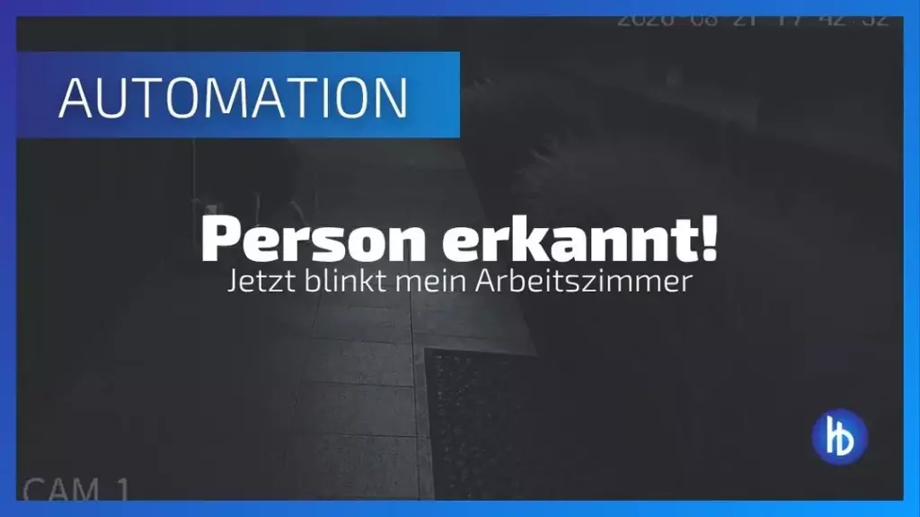 Automatisierte Sicherheitskameraansicht mit dem Text „Person erkannt! Jetzt blinkt mein Arbeitszimmer“ auf einem blauen Hintergrund, der die Fokussierung auf die Signalgebung und die Alarmfunktion betont.
