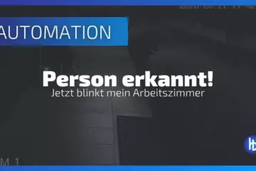 Automatisierte Sicherheitskameraansicht mit dem Text „Person erkannt! Jetzt blinkt mein Arbeitszimmer“ auf einem blauen Hintergrund, der die Fokussierung auf die Signalgebung und die Alarmfunktion betont.
